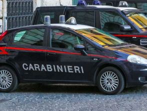 Entra nel minimarket con la sigaretta accesa ad Ardea vicino Roma e lo ammazza col bastone: titolare in fuga