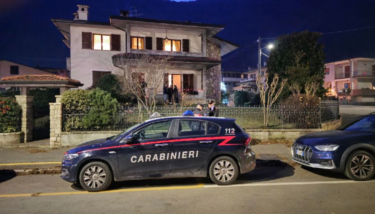 Bambina di 3 anni trova una pistola e spara per errore in casa a Gardone Val Trompia, vicino Brescia: è grave