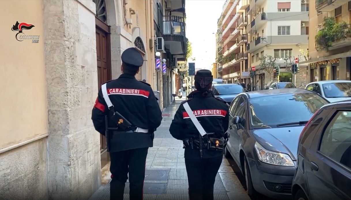 A Bari prova a rapire una bambina di 5 anni in zona San Pasquale sotto gli occhi della madre: arrestato 35enne