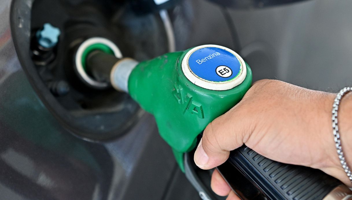 https://wips.plug.it/cips/notizie.virgilio.it/cms/2025/01/benzina-diesel-prezzi.jpg