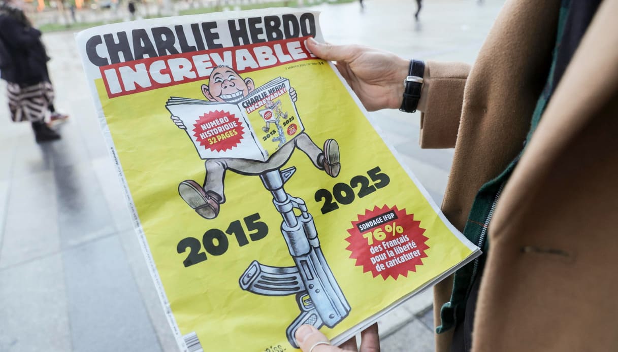 Charlie Hebdo e la copertina 10 anni dopo l'attentato terroristico: cosa c'è scritto e cosa significa