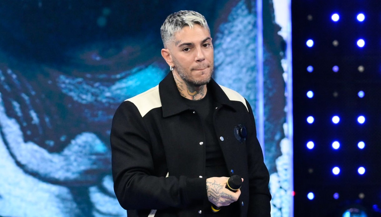 Emis Killa potrebbe rinunciare a Sanremo, ma non ci sarebbero state pressioni di Carlo Conti o della Rai