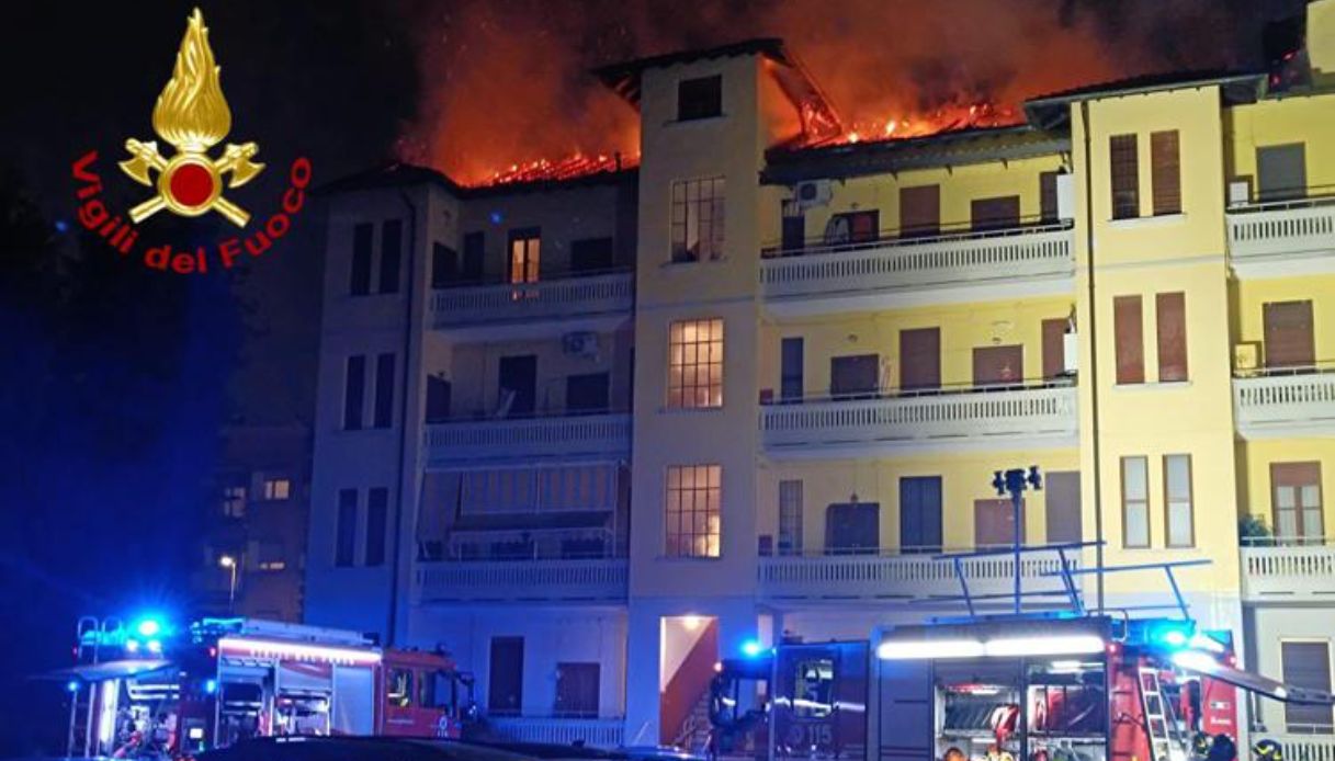 https://wips.plug.it/cips/notizie.virgilio.it/cms/2025/01/incendio-palazzo-corsico-milano.jpg