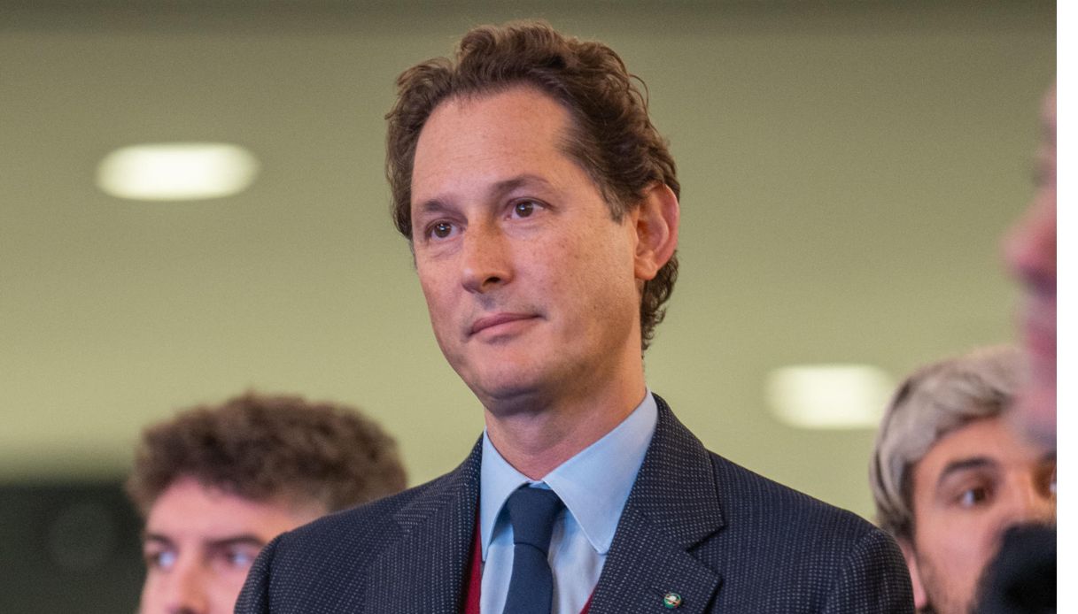 https://wips.plug.it/cips/notizie.virgilio.it/cms/2025/01/john-elkann-stellantis-parlamento.jpg