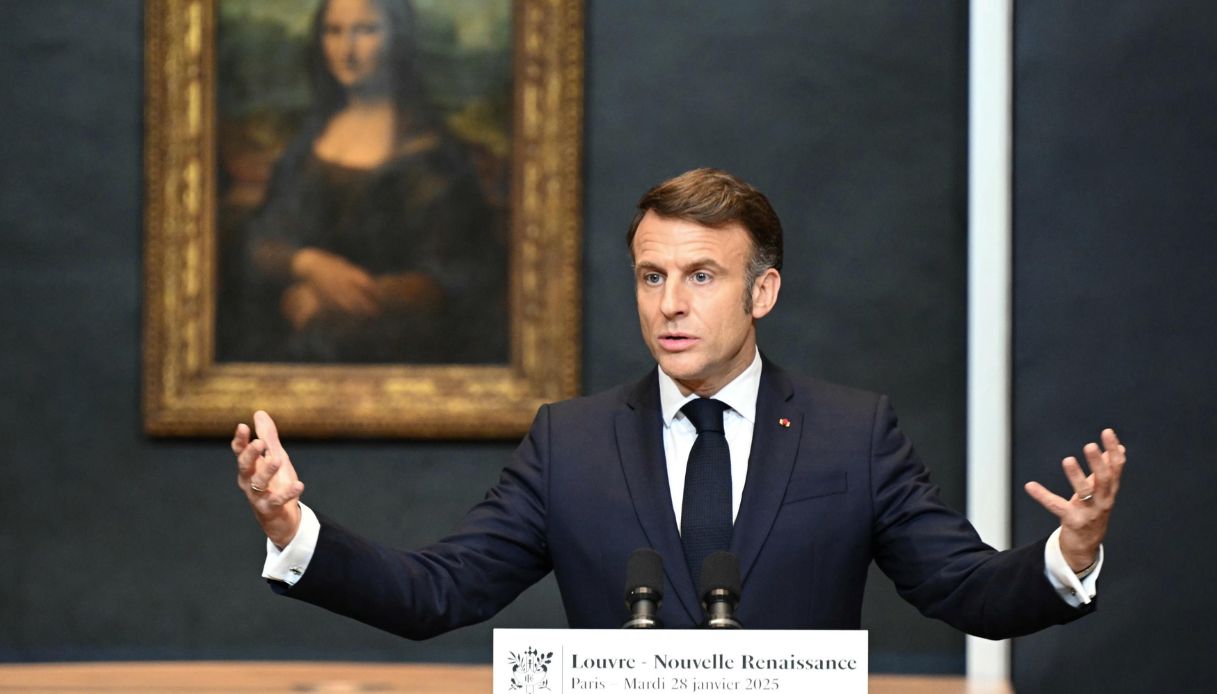 https://wips.plug.it/cips/notizie.virgilio.it/cms/2025/01/la-gioconda-louvre-macron.jpg