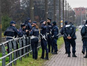 Uomo trovato morto e mutilato a Milano sui binari del tram: giallo al Gratosoglio, indagini e prime ipotesi