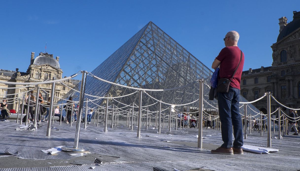 Il Museo del Louvre di Parigi è in uno "stato di degrado", a rischio le opere e l'iconica piramide di vetro