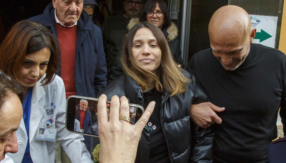 Neonata rapita a Cosenza torna a casa coi genitori, il video della folla in clinica: "Grazie ai miei angeli"