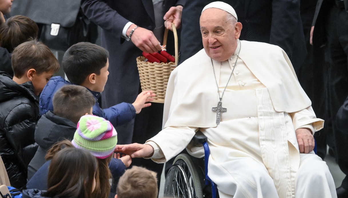 Papa Francesco cade a Santa Marta