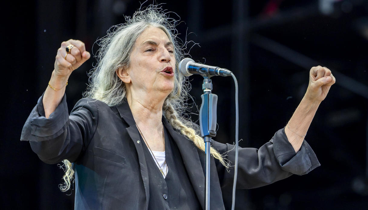 Malore per Patti Smith durante il concerto in Brasile, cantante 78enne sviene durante l'esibizione