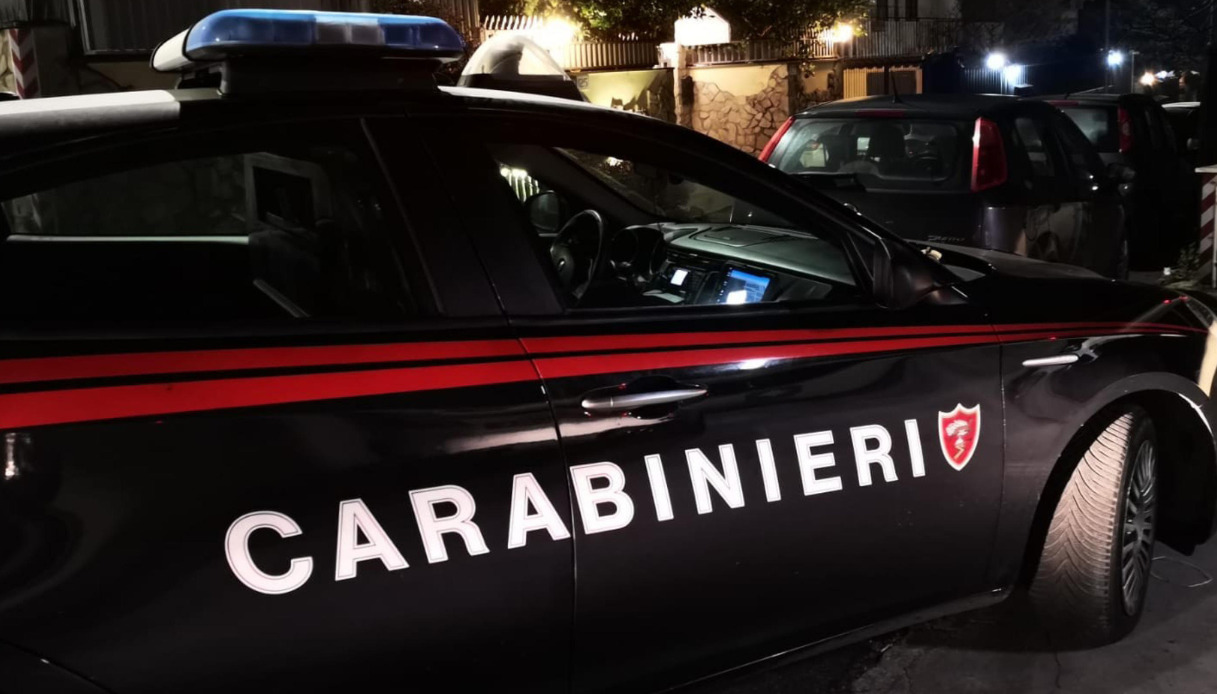 Tenta di accoltellare un carabiniere a Pisa, arrestato uomo con passamontagna dopo la colluttazione