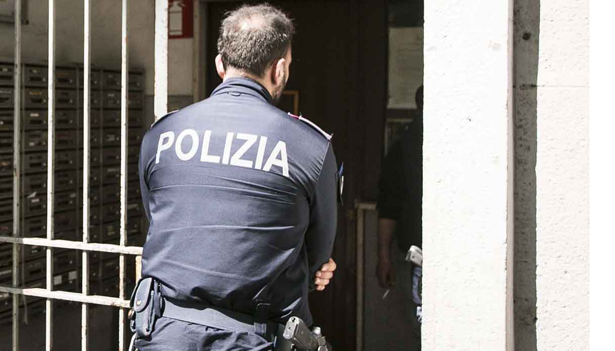 Fano, baby gang picchia un coetaneo che rifiuta di pagare per la droga: insulti e coltelli anche su Instagram