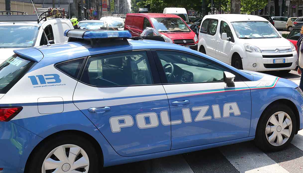 L’odore di marijuana invade l’auto, polizia perquisisce e trova la droga: arrestato 22enne a Catania