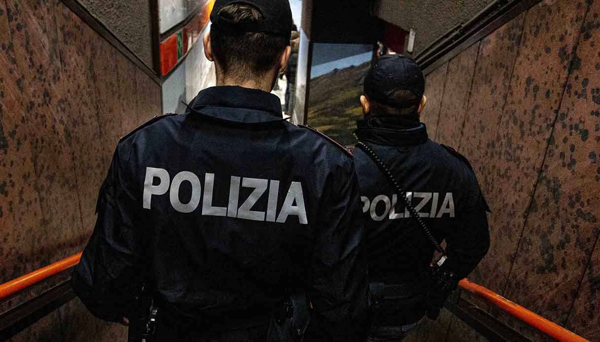 Bologna, scappa alla vista della polizia e picchia gli agenti: nelle tasche cocaina e lame da taglierino