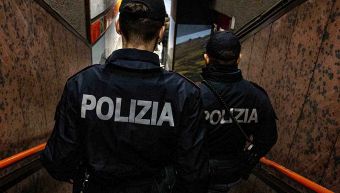 Il video della rapina in farmacia a Roma: si finge turista ...