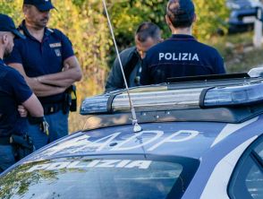 Sperona più volte l'auto della polizia a Cerignola ma viene fermato: cosa gli agenti hanno trovato nel furgone