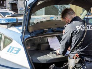 Nove rapine in un mese a Roma, arrestato 55enne: minacciava con una pistola finta, incastrato dal complice