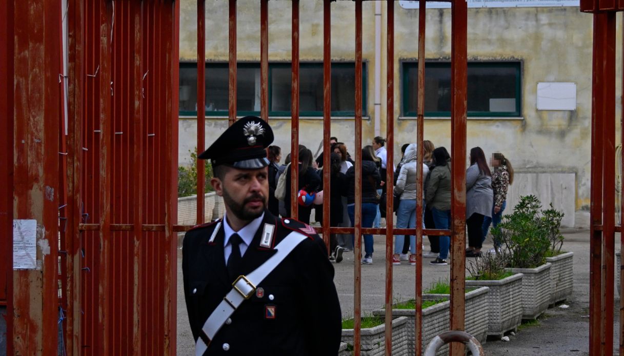 prof violenza sessuale Castellammare insegnante