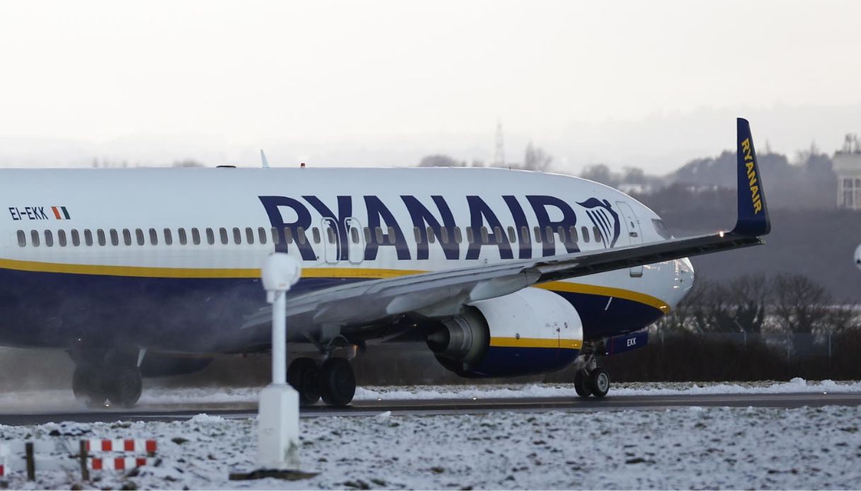 https://wips.plug.it/cips/notizie.virgilio.it/cms/2025/01/ryanair-passeggero-risarcimento.jpg