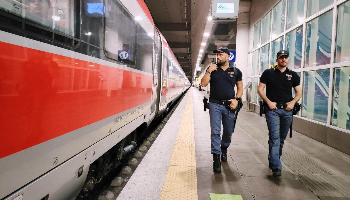 Tentano di sfondare la porta della centralina dei treni di Roma Aurelia, Salvini attacca: "Attentato"