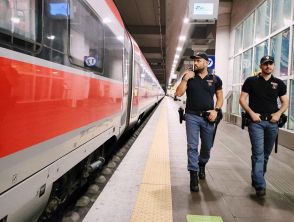 Tentano di sfondare la porta della centralina dei treni di Roma Aurelia, Salvini attacca: 