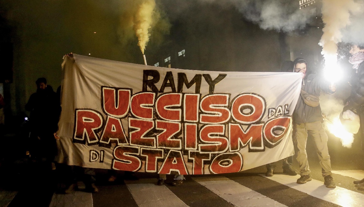 Scontri a Roma tra manifestanti e polizia al corteo per Ramy