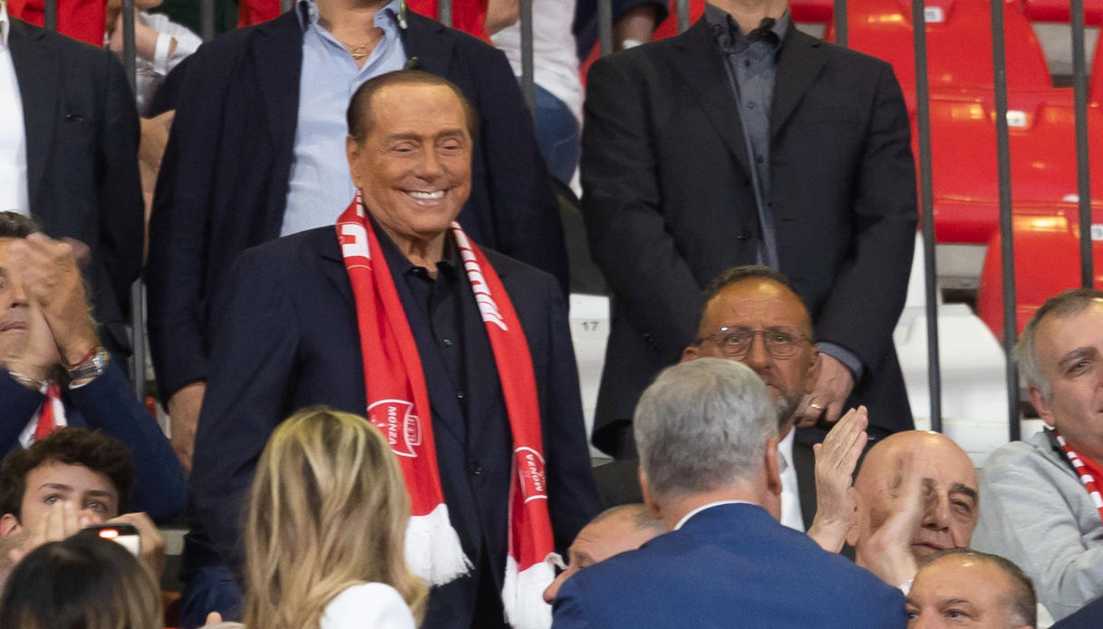 https://wips.plug.it/cips/notizie.virgilio.it/cms/2025/01/silvio-berlusconi-stadio-monza.jpg