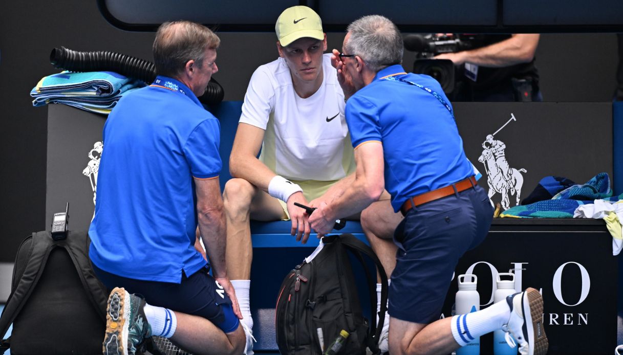 Malore per Sinner nel match contro Holger Rune agli Australian Open: cosa è successo e come sta, le sue parole