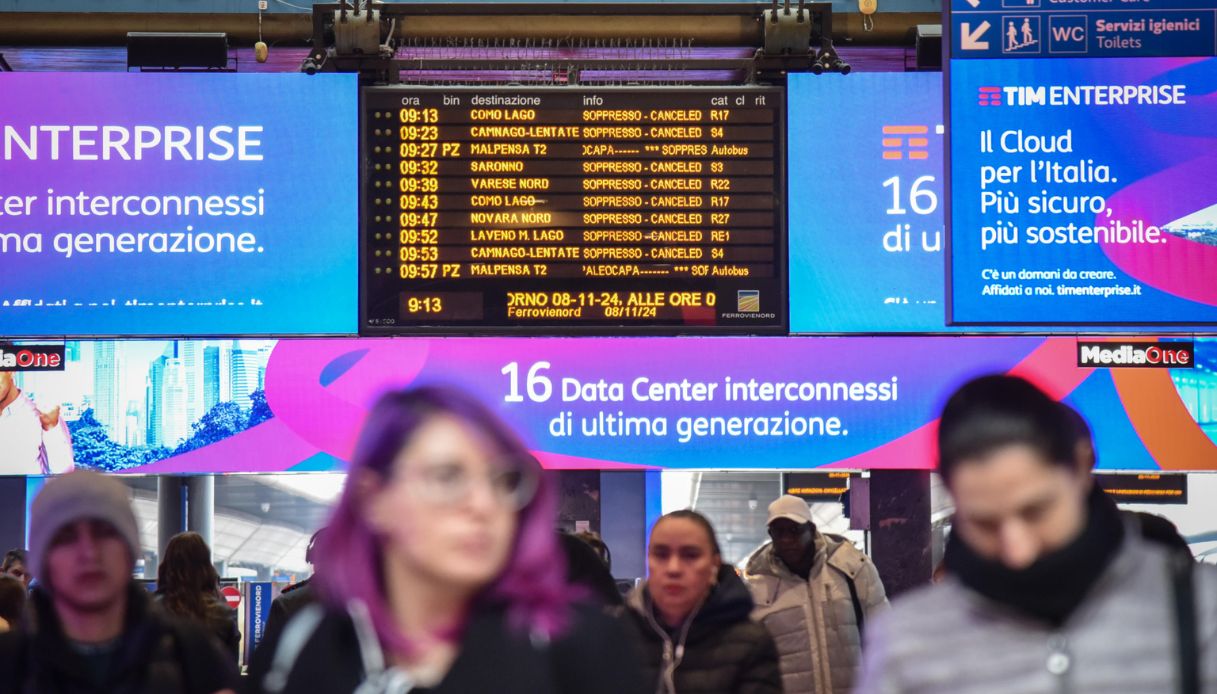 Circolazione ferroviaria sospesa nel nodo di Milano, ritardi e cancellazioni per i treni: le linee interessate