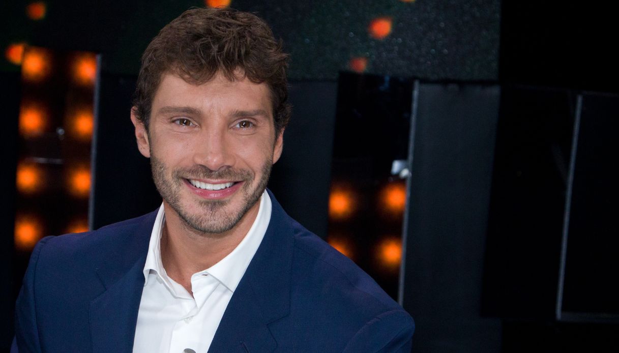 Stefano De Martino vola negli ascolti tv con Affari Tuoi, la Rai lo premia: quando potrebbe condurre Sanremo