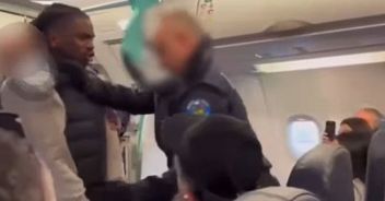 stephane-omeonga-arrestato-aereo-polizia