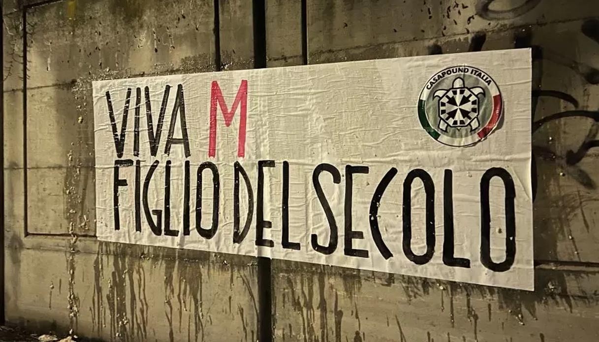 striscioni casapound m figlio del secolo serie