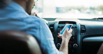 telefono-auto-codice-della-strada