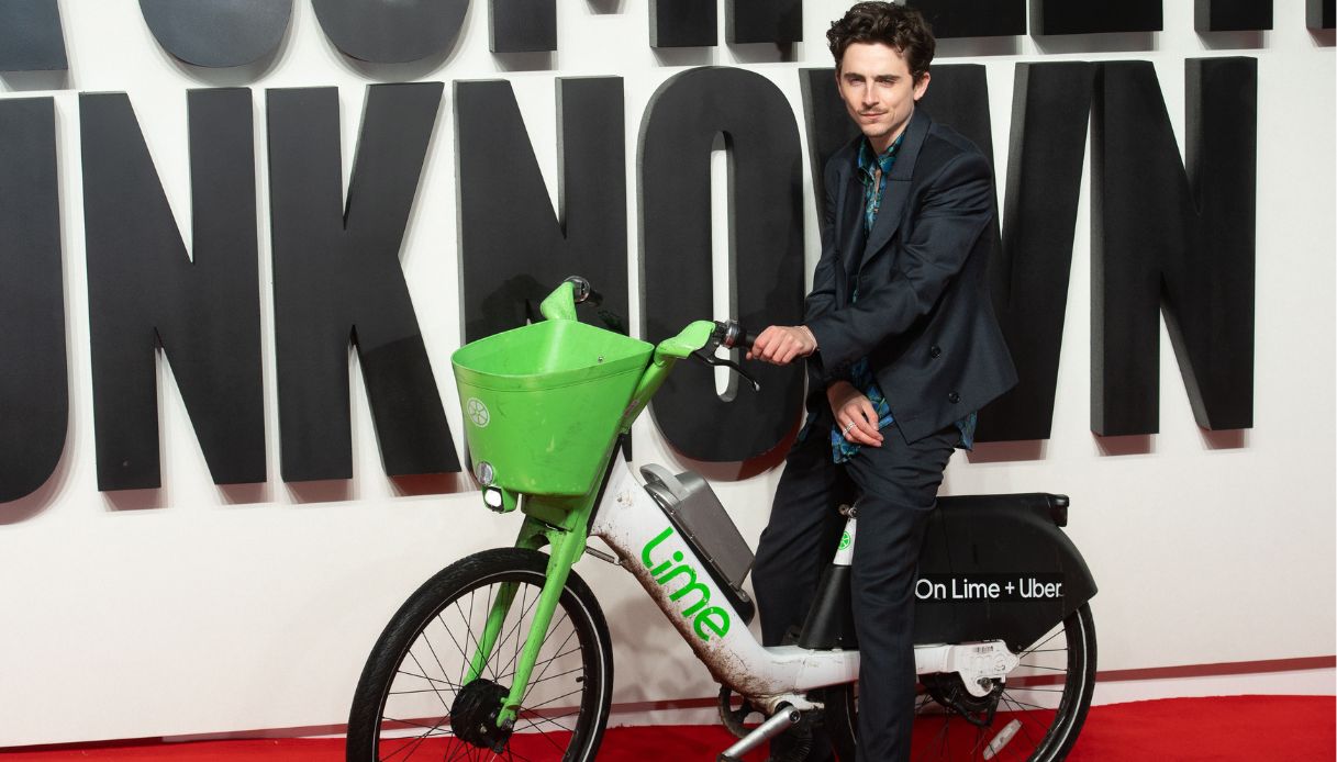 https://wips.plug.it/cips/notizie.virgilio.it/cms/2025/01/timothee-chalamet-bici-elettrica-multato.jpg