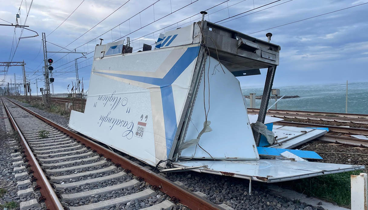 https://wips.plug.it/cips/notizie.virgilio.it/cms/2025/01/treni-ritardo-calabria-tirrenica-av.jpg