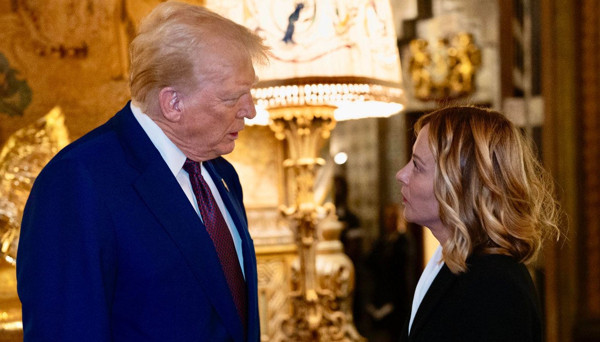 https://wips.plug.it/cips/notizie.virgilio.it/cms/2025/01/trump-meloni-dazi-italia.jpg