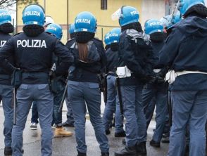 Ultras della Turris assaltano il treno dei tifosi del Sorrento dopo la partita con pietre e fumogeni, 2 feriti