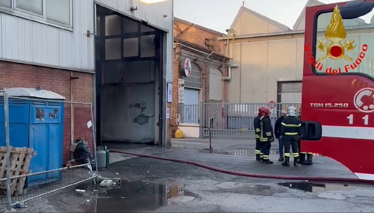 Incendio in un capannone a Milano in viale Sarca, colonna di fumo nero visibile per chilometri: il video