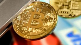 La valeur des bitcoins tombe soudainement: ce qui est derrière l'effondrement de la crypto-monnaie