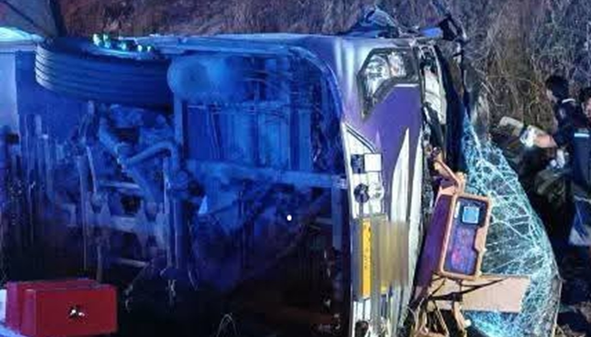 Incidente Thailandia bus ribaltato