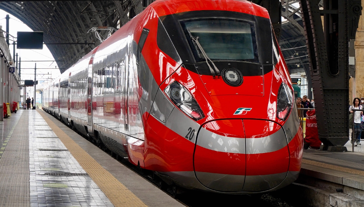 Capotreno chiede a un passeggero di abbassare la suoneria e viene picchiato sul Frecciarossa Venezia Milano