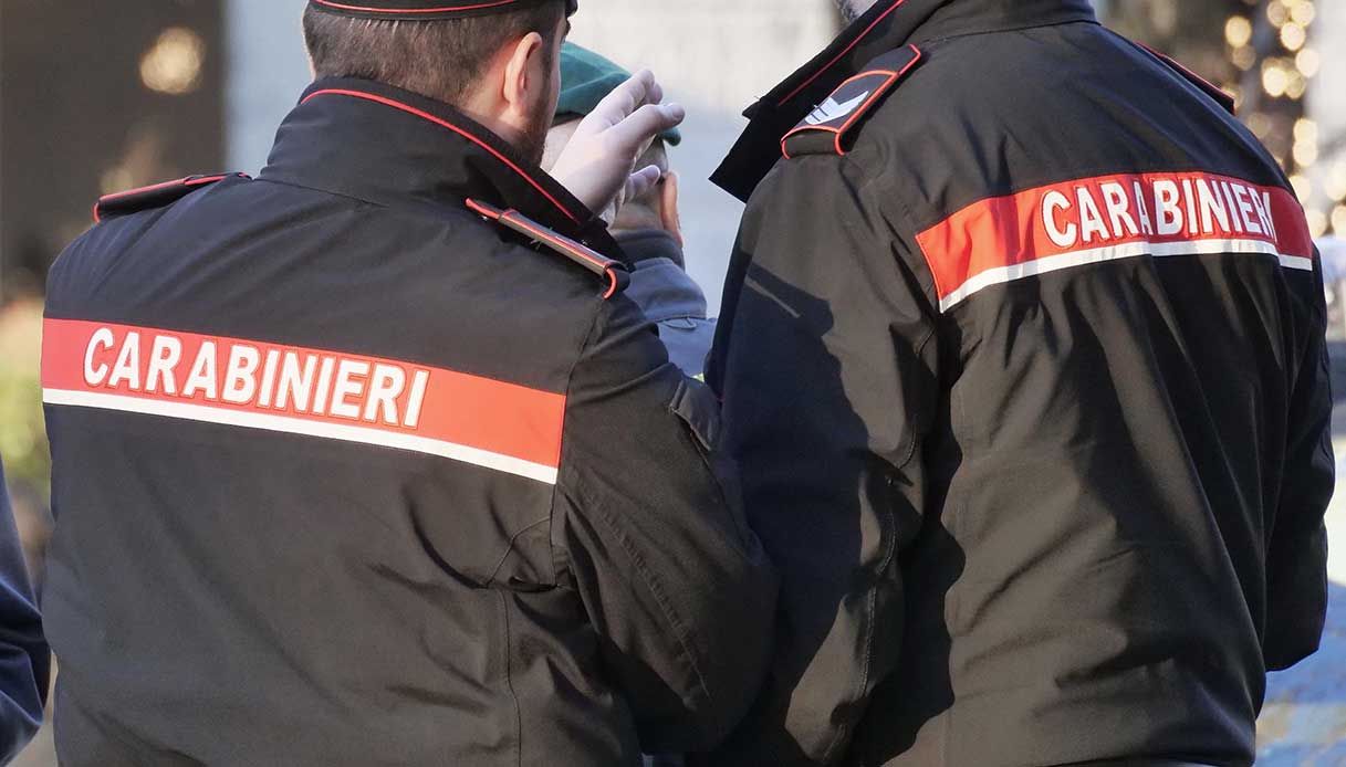 Rubava capi firmati in un centro commerciale di Fidenza grazie a una borsa schermata: arrestato 22enne