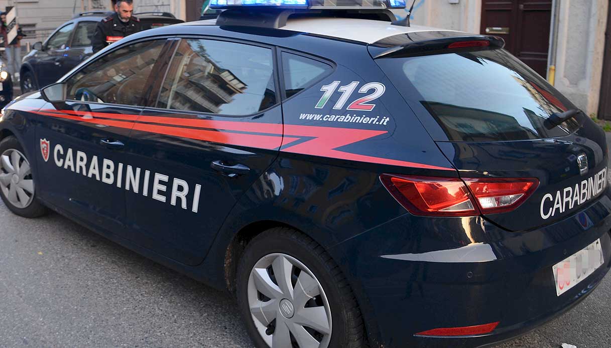 Tenta il suicidio bevendo candeggina a Santa Maria Capua Vetere davanti ai carabinieri e inizia a collassare