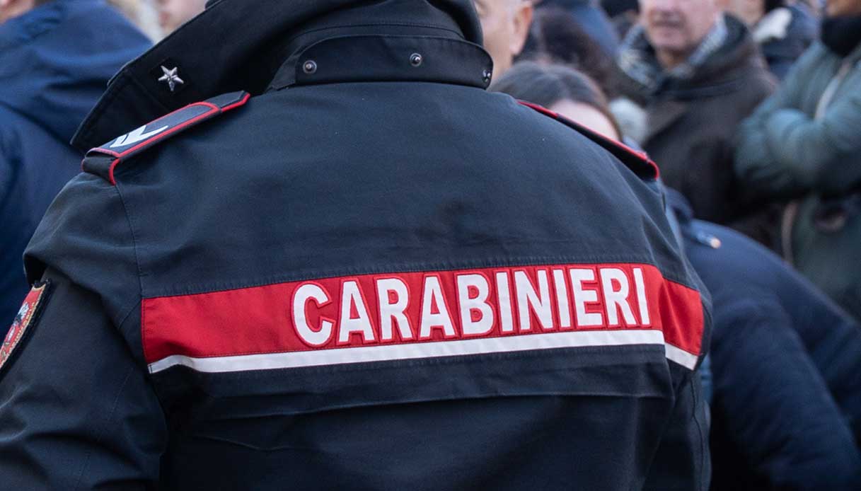 27enne coltivava marijuana in casa con un sistema di irrigazione: il blitz e l