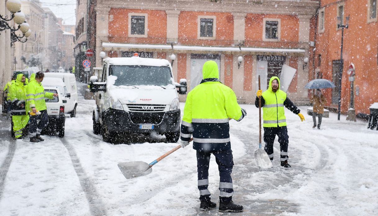 Neve a bassa quota col ciclone di San Valentino, previsioni meteo: weekend segnato da pioggia e freddo