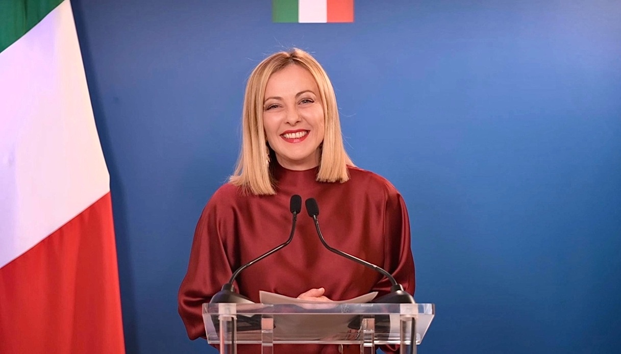 https://wips.plug.it/cips/notizie.virgilio.it/cms/2025/02/cpac-fuorionda-giorgia-meloni.jpg