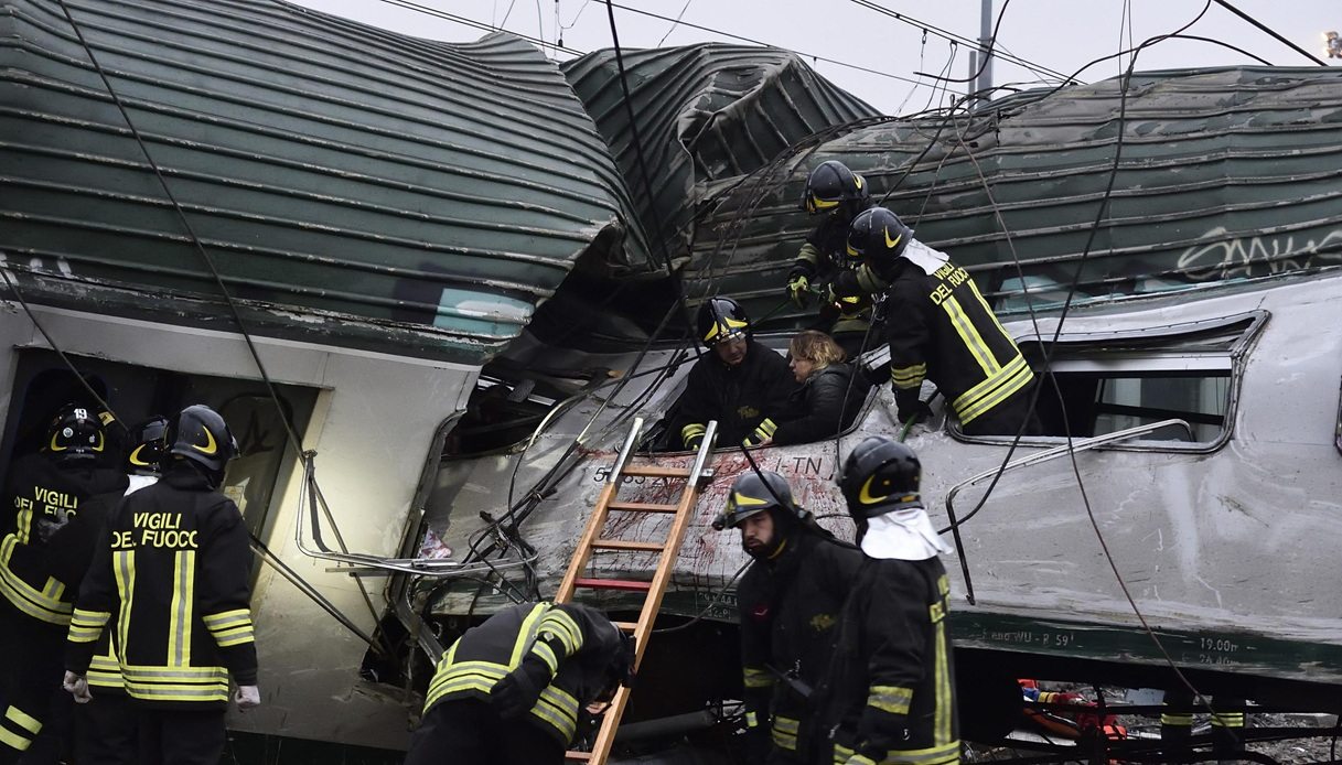 Tre morti nel disastro ferroviario di Pioltello, il ricordo del deragliamento a sette anni dalla strage