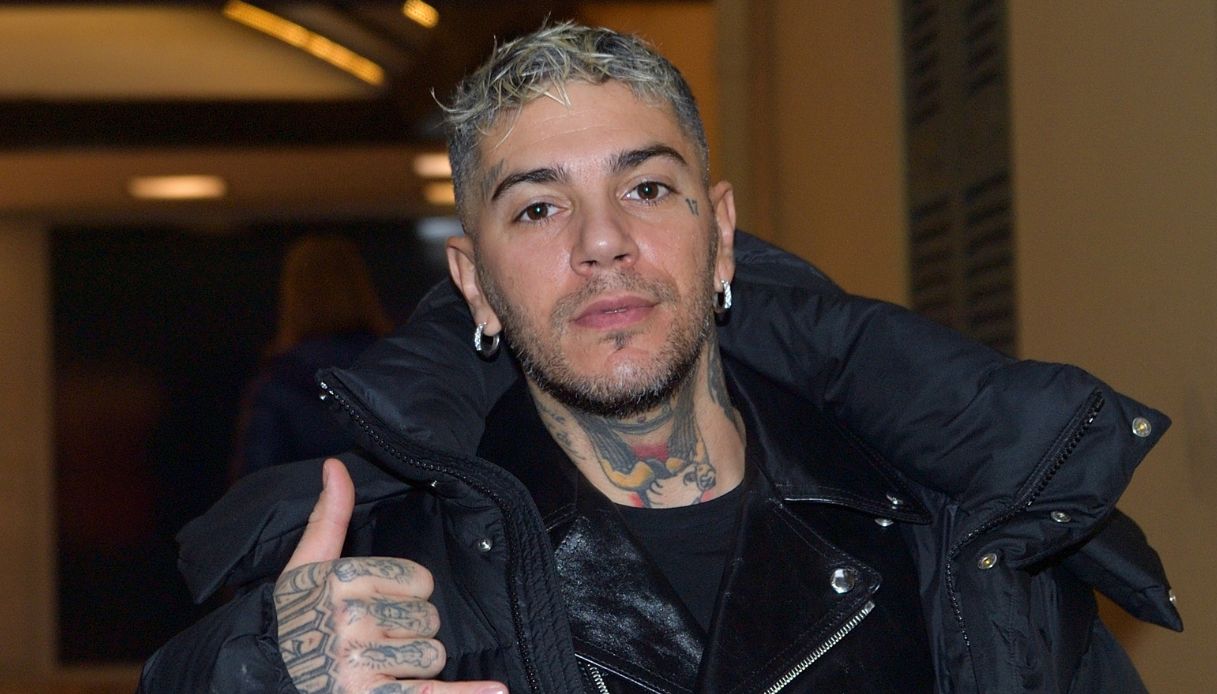 Emis Killa pubblica "Demoni" nonostante il ritiro da Sanremo 2025: quando sarà online il brano e di cosa parla