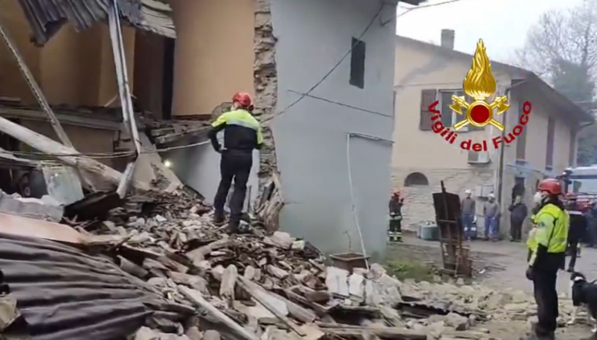 Esplosione a Savigno fa crollare la canonica di una chiesa, dispersi sotto le macerie e feriti