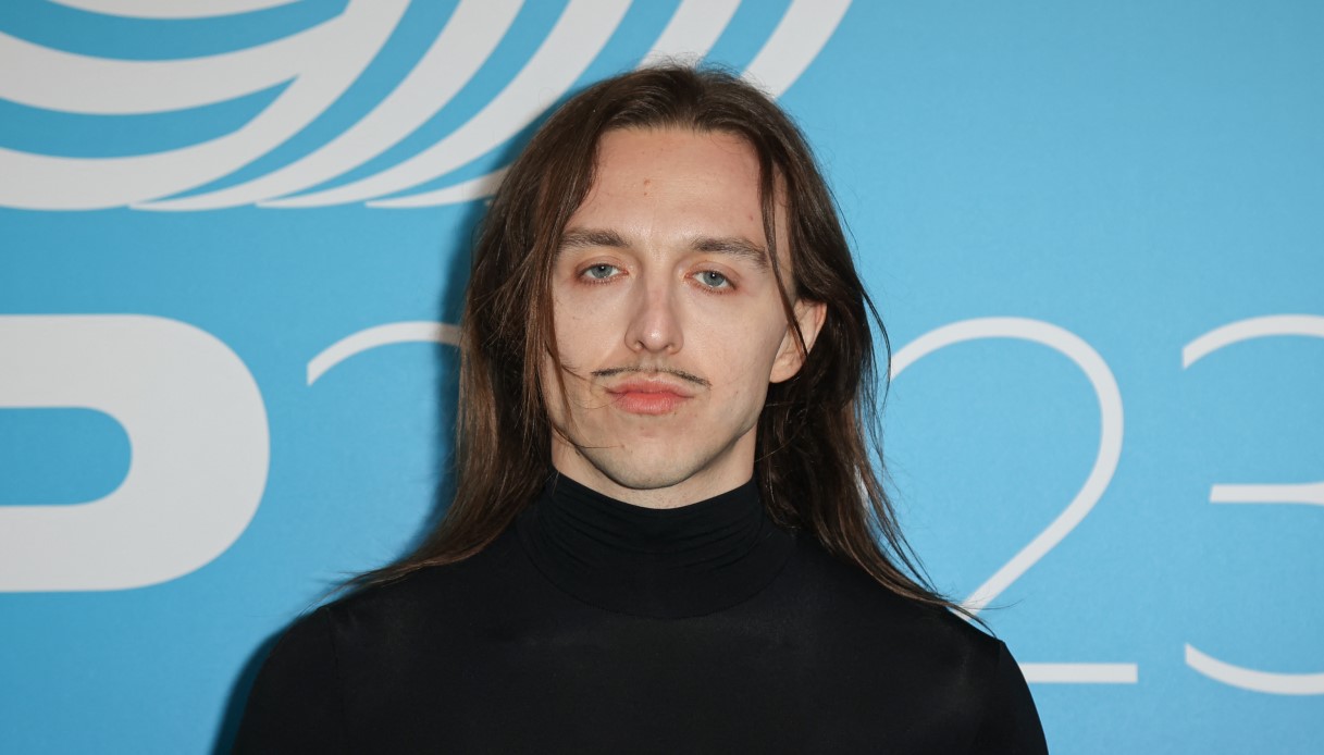 Espresso Macchiato di Tommy Cash, testo e significato: cosa dice la canzone che porterà all'Eurovision 2025